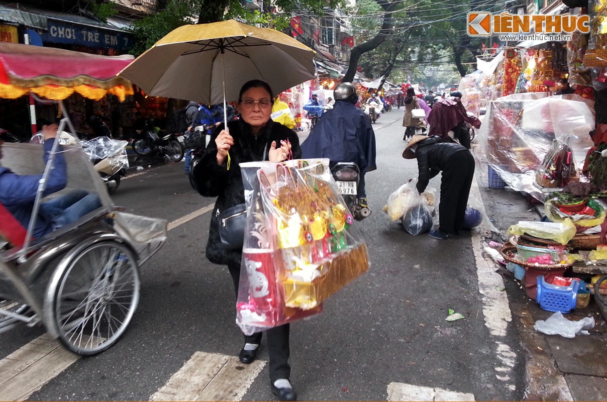 Nguoi dan Ha Noi doi mua ret sam le cung ong Tao